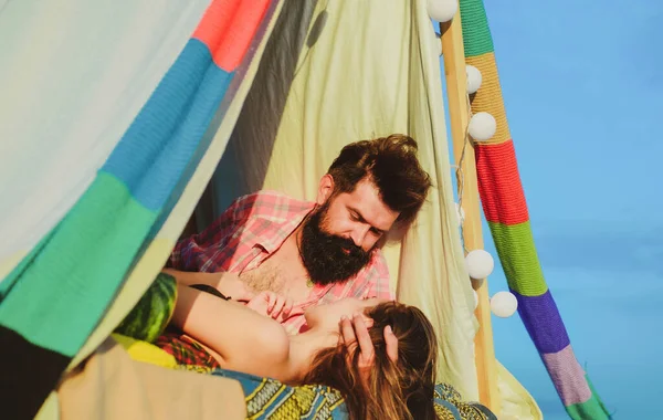 Um casal numa tenda. Retrato sensual de jovem casal no acampamento amor. Amante casal abraçando e beijando. — Fotografia de Stock