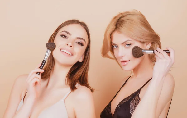 Hermosas chicas con cepillo de polvo cosmético para el maquillaje. Maquillaje. Maquillaje aplicando para una piel perfecta. — Foto de Stock