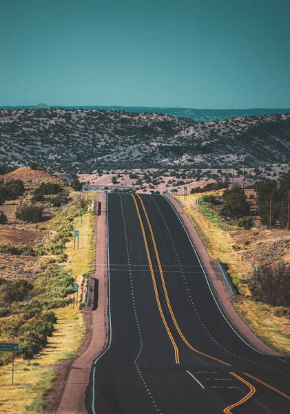 Rural asphalt road among the fields in summer season. Empty asphalt highway. — Stock Photo, Image