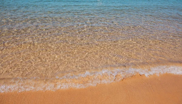 Praia tropical com areia do mar em férias de verão. — Fotografia de Stock