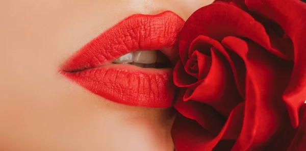 Sexuell volle Lippen. Natürlicher roter Glanz der Lippen und der Frauenhaut. Lippen mit Lippenstift-Nahaufnahme. Schöne Frauenlippen mit Rose. — Stockfoto