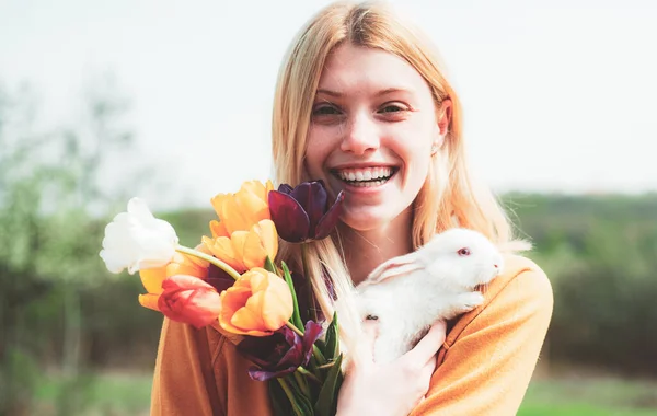 Lapin de Pâques. Belle jeune femme avec lapin à la ferme . — Photo