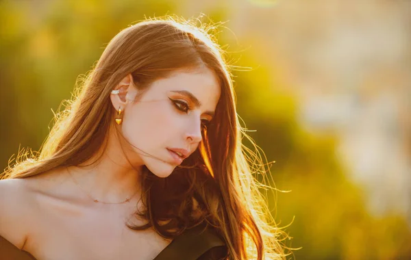 Natural female beauty. Young woman with clean fresh skin. Sensual portrait of elegant young woman outdoors. Beautiful fashionable girl. — Stockfoto