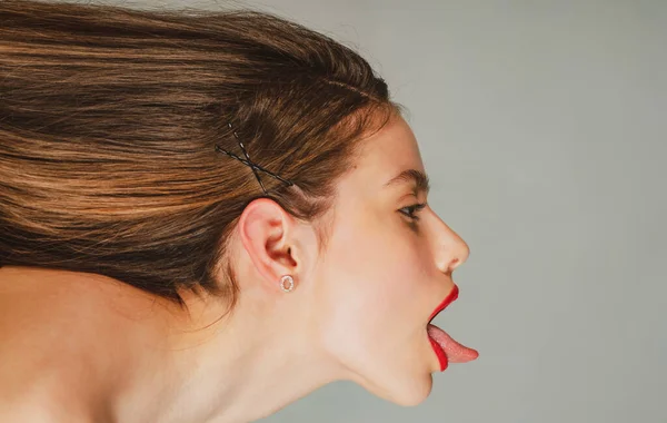 Mujer de pelo largo. Cuidado del cabello. Chica sexy muestra la lengua. Cosméticos de mujer. Cuidado de la piel. —  Fotos de Stock