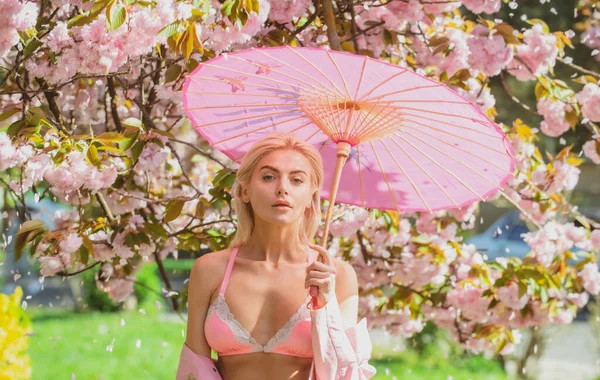 Japanese blossom, sexy woman. Spring girls in flowers. — Stock Photo, Image