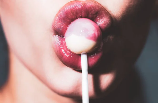 セクシーな女の子はロリポップを吸います,閉じます.ロリポップのコンセプトを吸う。可愛いお菓子をしゃぶる女が唇舌を閉じます。セクシーな甘い夢。女性の口はchupaカップをクリック. — ストック写真