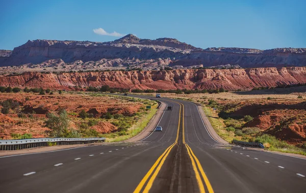 Panorama de estrada no dia ensolarado de verão. Tema de viagem. — Fotografia de Stock