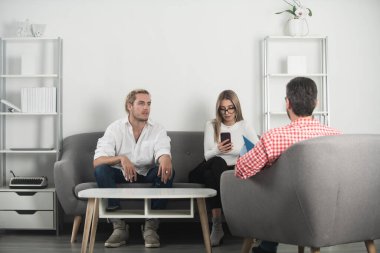 Genç çiftli psikolog, psikoterapist ya da evlilik danışmanı çiftin akıl sağlığını dinle. Psikolojik çift sorunu, aile terapisi. Depresyon terapisi, aile terapisi..