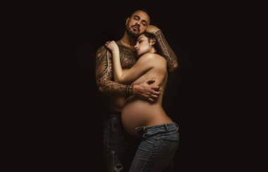 Birbirine aşık, şehvetli aşıklar kucaklaşıp sarılıyorlar..