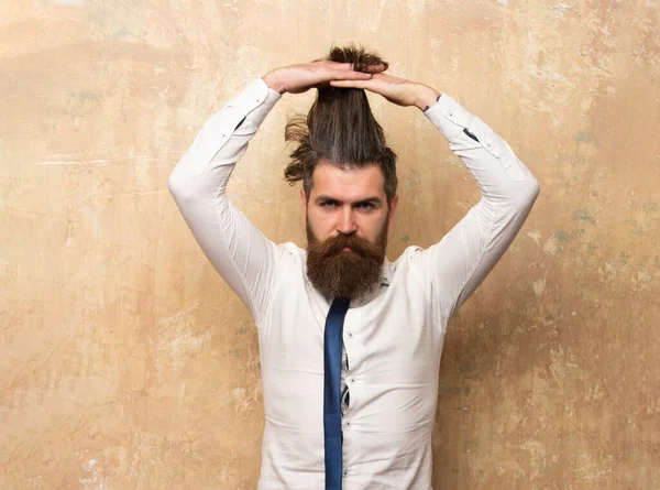 Coiffure drôle, coupe de cheveux moderne. Homme barbu avec barbe, gay barbu. Concept de salon de coiffure. Moustache hommes. — Photo