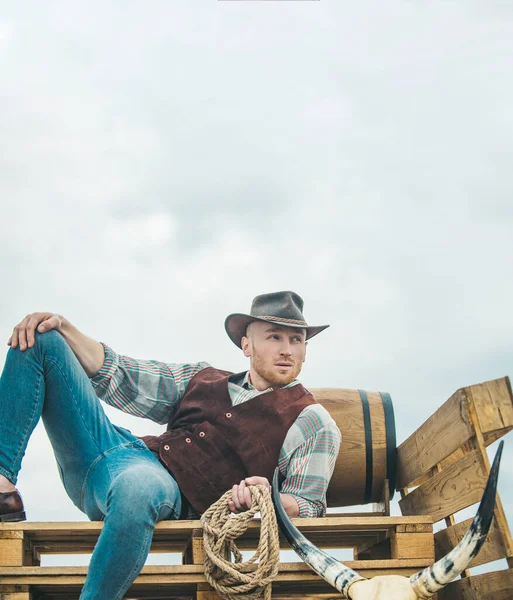 Cowboy contadino con il cappello. La vita occidentale. Ritratto maschile country americano. Proprietario dell'azienda agricola in campagna in fattoria o ranch. Moda retrò da uomo, moda vintage, modello maschile brutale. — Foto Stock
