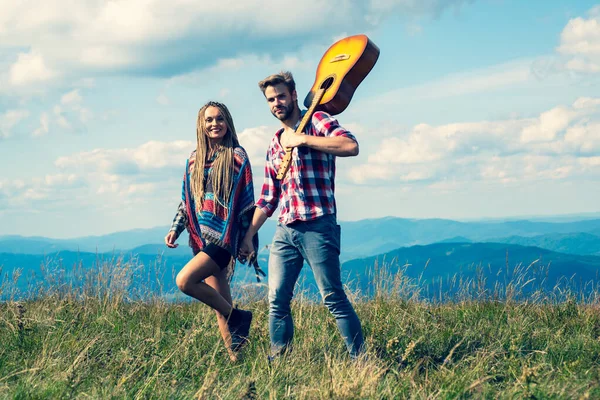 Verliebte Paare, verliebte Touristen beim Wandern. Junges Touristenpaar wandert in der Natur, geht spazieren und spricht. — Stockfoto