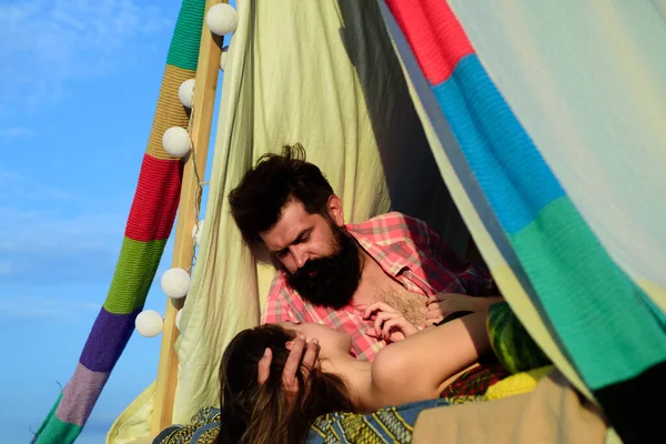 Çadırda kamp yapan romantik bir çift. Yaz günü genç arkadaşlar için macera. Kamp çadırında öpüşen hippi çift.. — Stok fotoğraf