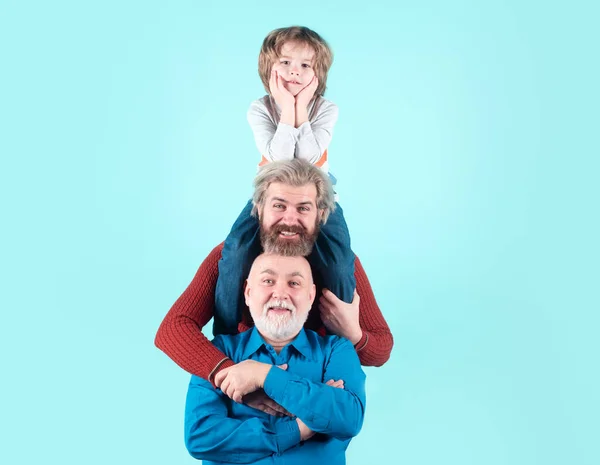 Generering av människor och stadier av uppväxt, isolerad. Män generation farfar far och sonson utomhus. Faderns dagskoncept. Män i olika åldrar. — Stockfoto