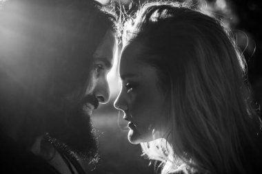 Sarılıp kucaklaşan genç aşıklar. Sevgi ve şefkat dolu bir çift..