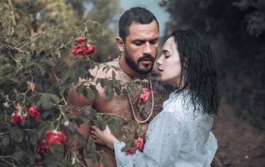 Seni seviyorum. İki aşık. Şehvetli çift öp. Romantik ve aşk kavramı. Hugs birlikte ve tensel dokunma. Kas latin aşığı olan tutkulu kadın. Tutku arzu.