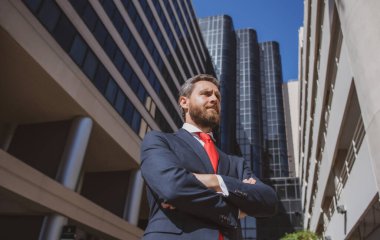 Kentsel iş adamı. Sıradan bir iş adamı ceketi giyiyor. Olgun bir iş adamının portresi..