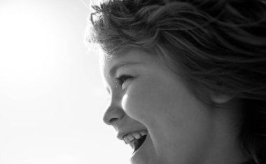 Kafkas çocuk portresi yakın çekim. Çocuklar mutlu profil yüzü.