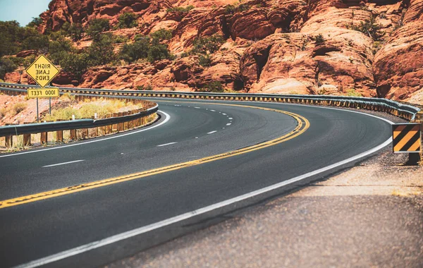 Leere Landstraße in Arizona, USA. Asphalt Textur, Weg Hintergrund. — Stockfoto