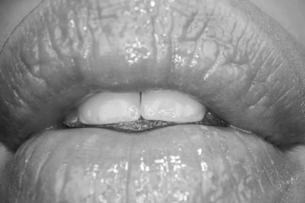 Άνοιγμα στόματος με μακροκόκκινο γυναικεία χείλη απομονωμένη εικόνα. Αισθησιακές μορφές γυναικείων χειλιών. — Φωτογραφία Αρχείου