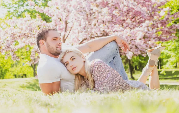 Mladí ženatí zamilovaní lidé si užívají krásnou jarní přírodu. Krásný mladý pár si užívá kvetoucí zahrady. Rande s muži a ženami, valentinky a něha. — Stock fotografie