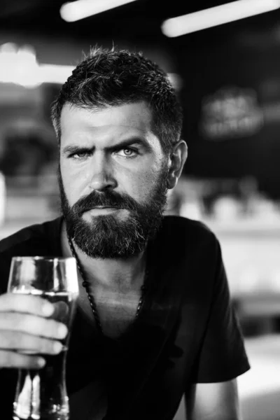 Bira içen yakışıklı bir gencin portresi. Elinde bira olan yakışıklı bir barmen. Adam elinde bir bardak bira tutuyor.. — Stok fotoğraf