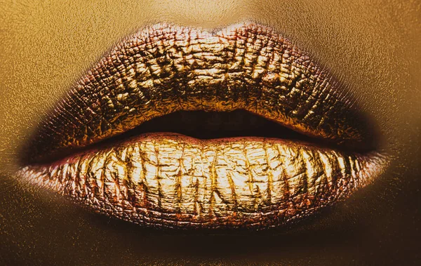 Gouden lippen make-up. Verzin lipideeën. Kleurrijke heldere lippenstift gouden kunst concept. — Stockfoto