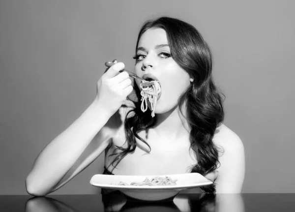 Espaguete. Cozinha italiana. Menina sexy comer macarrão. Comida e menu. Itália cozinha. — Fotografia de Stock