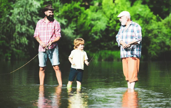 Ayah, anak dan kakek di perjalanan memancing. Selamat konsep akhir pekan. Ayah, anak dan kakek santai bersama . — Stok Foto