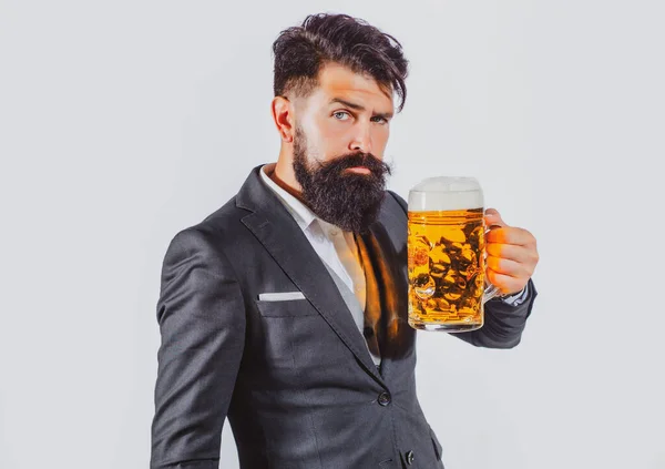 Елегантний чоловік п'є пиво. Пивовар, що тримає келих з пивом.. — стокове фото