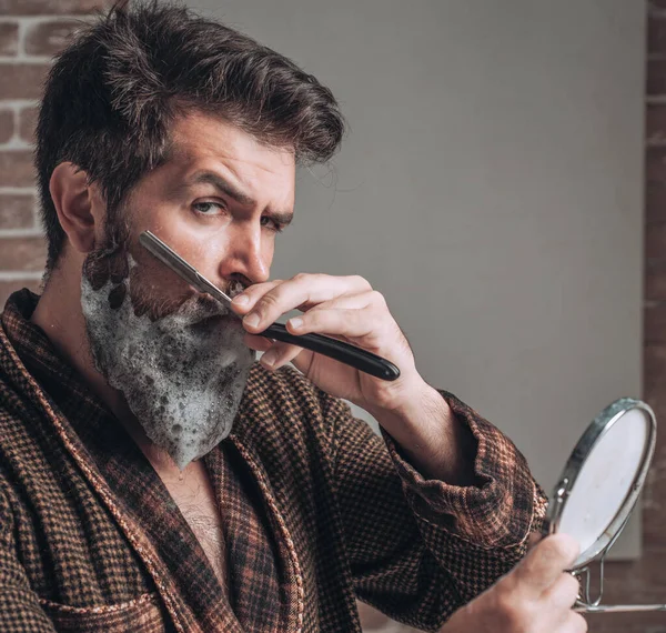 Un uomo che si radeva in casa in bagno. Concetto da barbiere. Cera per baffi. Salone da parrucchiere e barbiere vintage — Foto Stock