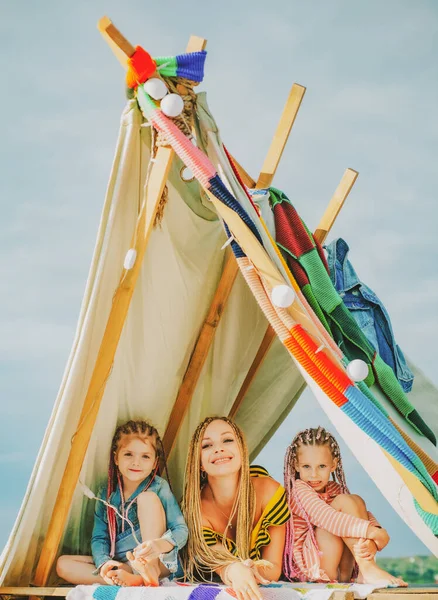 Madre con figli figlia che gioca insieme in tenda. Campeggio di famiglia. Mamma con figli. Concetto di vacanza. Festa della mamma, maternità. — Foto Stock