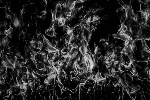 Flammen lodern auf schwarzem Hintergrund. Feuer verbrennen Flamme isoliert, abstrakte Textur. Flammenexplosion mit brennender Wirkung. Feuertapete, abstraktes Kunstmuster. — Stockfoto