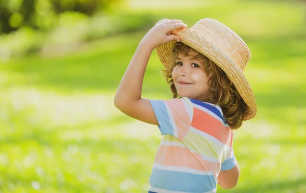 Doğa parkında neşeli bir çocuğun portresi. Sevimli, neşeli küçük çocuk. Hasır şapkalı komik çocuk portresini kapat. Yaz tatili. — Stok fotoğraf