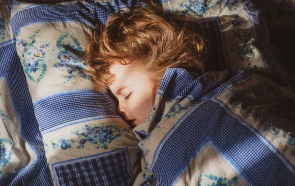 귀여운 소년 이 베개를 깔고 침대에서 잔다. 좋은 아침, 일어나. — 스톡 사진