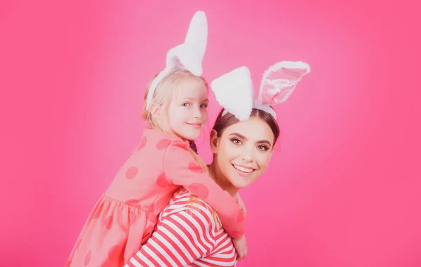 Buona famiglia sorella pasquale. Ragazze Halloween orecchie da coniglio. I bambini festeggiano Pasqua. Caccia tradizionale alle uova. — Foto Stock