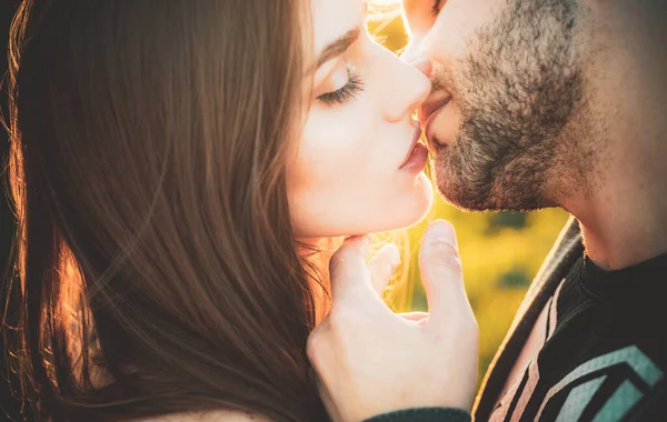 Feliz Dia dos Namorados. Um belo casal está a beijar. 14 de Fevereiro. Cartões de Dia dos Namorados . — Fotografia de Stock