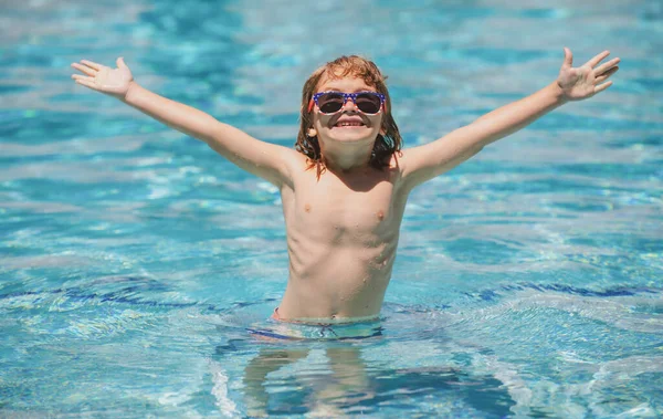 孩子们在夏天的游泳池里放松.儿童在游泳池的夏季和游泳活动. — 图库照片
