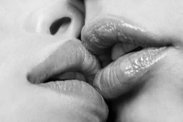 Dicke Lippen. Mund auf. Schönheit und Mode. Großaufnahme von Frauen, die sich küssen. Junge Frau aus nächster Nähe. Werbung und kommerzielle Gestaltung. Sexy Lippen. Lesbisches Paar küsst Lippen. Professionelles Make-up. — Stockfoto