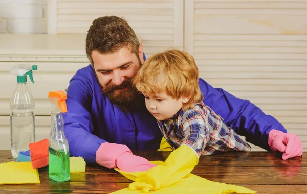 Far och son städar. Människan vänjer pojken vid renlighet. — Stockfoto