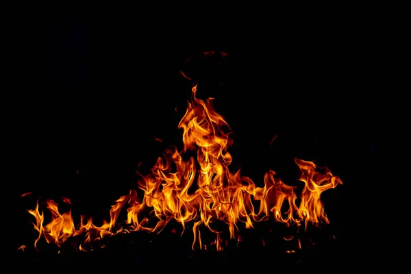 Elden, brinnande lågor. Stor brinnande eld. — Stockfoto