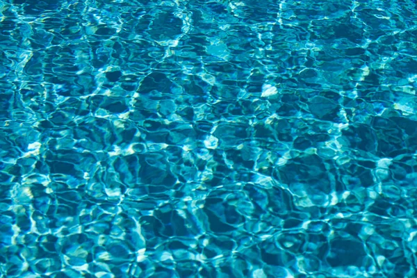 Wasser im Schwimmbad, Hintergrund mit hoher Auflösung. Wellenabstrakte oder gewellte Wassertextur. — Stockfoto