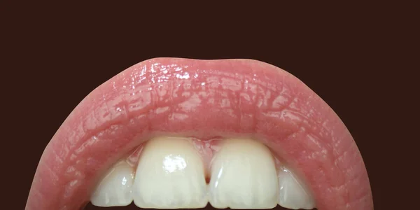 Cuidado dental, dientes sanos y sonrisa, dientes blancos en la boca. Primer plano de sonrisa con dientes blancos y sanos. Boca abierta. —  Fotos de Stock