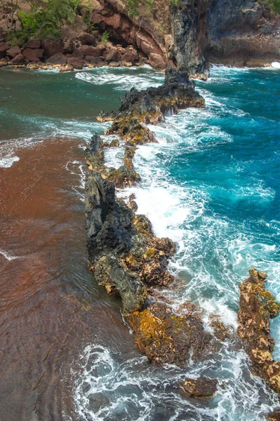 Океанский пляж с большими камнями на берегу и в воде. Волны в океане. Летние каникулы, каникулы. Red Sand Beach, Maui in in in in Hawaiian. — стоковое фото