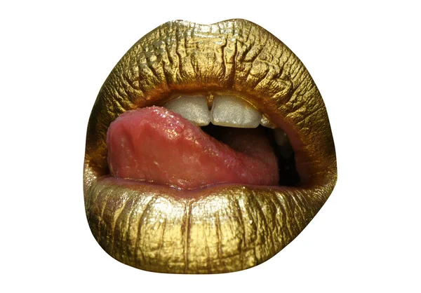 Closeup γυναικεία παχουλά χείλη με χρυσό χρώμα μακιγιάζ. Χρυσό γκλίτερ καλλυντικό. Λαμπερό χριστουγεννιάτικο στυλ για σέξι χείλη. Δημιουργικό κραγιόν τέχνης. Απομονωμένα σε λευκό. — Φωτογραφία Αρχείου
