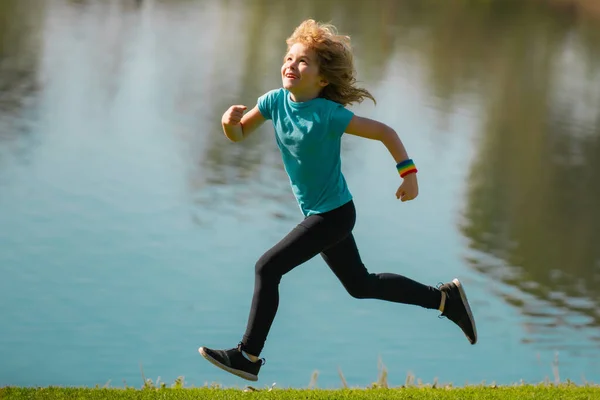 Chlapec utíká ven. Kluk běhající v letním parku. Venkovní sporty a fitness pro děti, cvičení venku. — Stock fotografie