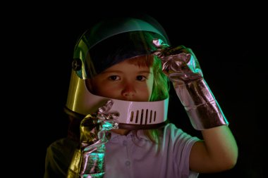 Çocuk kendini uzay kaskı takan bir astronot olarak hayal ediyor. Kapatın çocuklar yüzünü siyaha.