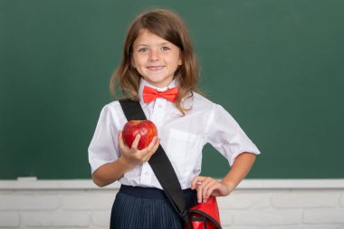 Sınıfta güzel bir kızın portresi. Eğitim, öğrenme ve çocuk kavramı.
