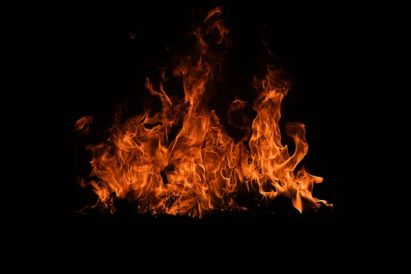 Огненное пламя изолировано на черном фоне. Пламя огня изолированы, пылающий горящий дизайн концепция искусства с пространством для текста. — стоковое фото