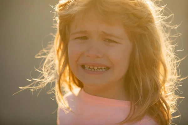 Chico llora de resentimiento y dolor. Cara de niño triste infeliz. concepto de mala emoción y expresión de los niños. — Foto de Stock